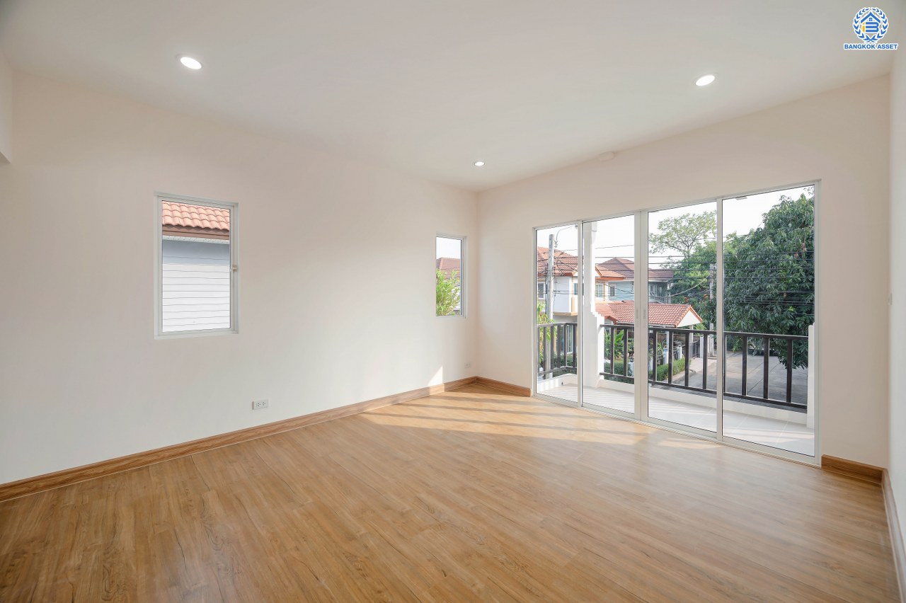 บ้านมือสองตกแต่งใหม่ โครงการ เพอร์เฟคพาร์ค วัดพระนอน จากแบรนด์ Property Perfect เนื้อที่ 56 ตร.ว. พื้นที่ใช้สอย 195.07 ตร.ม. ฟังก์ชัน 3 ห้องนอน 3 ห้องน้ำ 1 ห้องอเนกประสงค์ 2 ที่จอดรถ พร้อม Facilities ครบครัน บนทำเลเชื่อมต่อถนนกาญจนาฯ ใกล้ทางด่วน "ศรีรัช" เซ็นทรัลเวสต์เกต และรถไฟฟ้าสายสีม่วง "สถานีตลาดบางใหญ่"